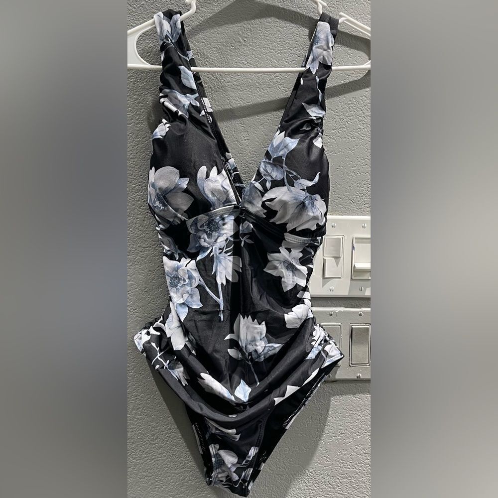 You Di An one piece swimsuit bikini new with tags size medium